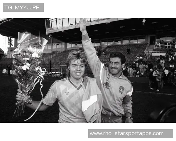 足球运动员6号的传奇人生与赛场背后的故事揭秘