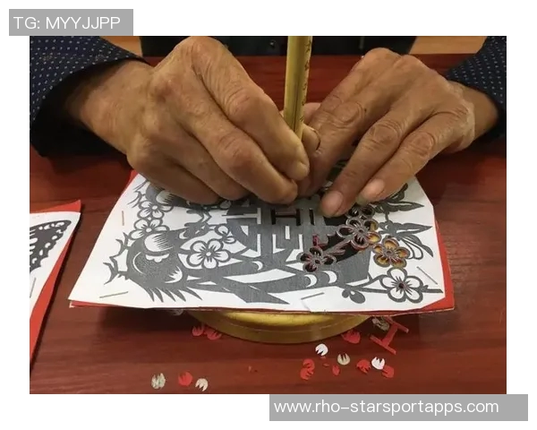 踢足球剪纸艺术视频展示创意与技巧让你领略传统与现代的完美结合